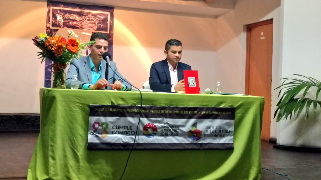 VivoEnCancun's tweet photo. En la presentación del libro "Cuéntame Gatito" de Miguel Ángel Manjarrez presentado por Horacio Saavedra, novela sobre el divorcio https://t.co/V36kFkJkVP