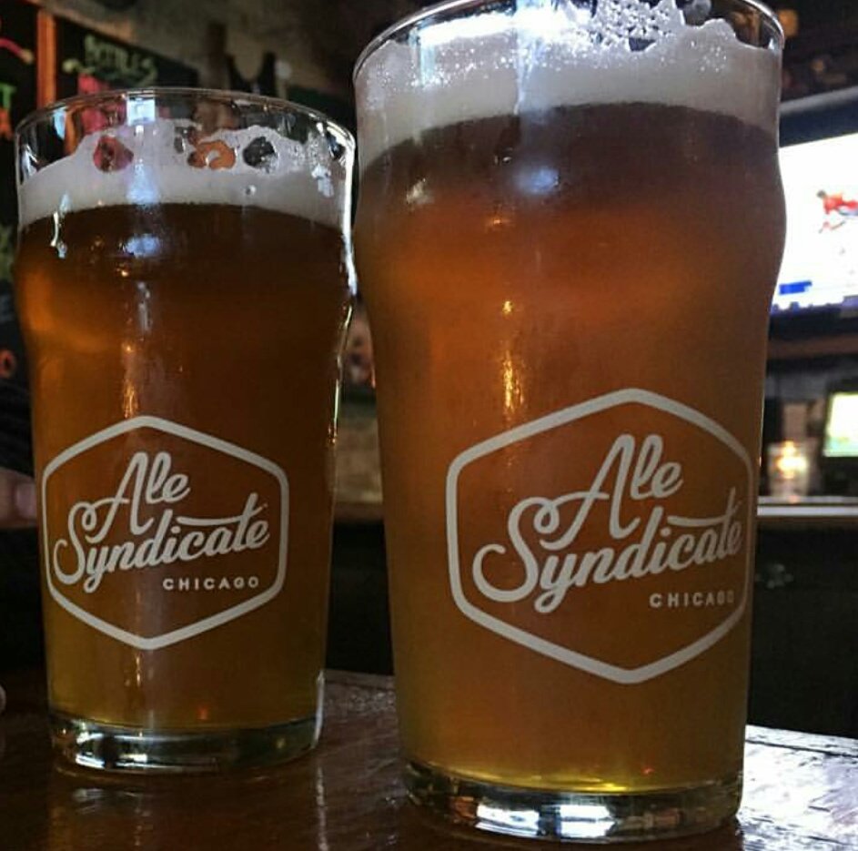 luckysandwichco's tweet image. Grab a frosty @AleSyndicate and saddle up for MNF and the @NHLBlackhawks! #chill #drinklocal #beer #chiloveluckys