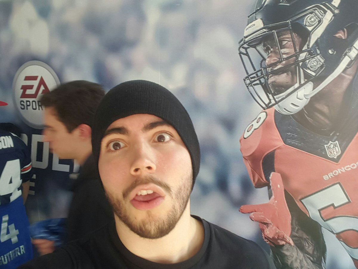 El stand de EA es donde está la magia fuera del Azteca. ¿Quién está por aquí? #RaidersVsTexans