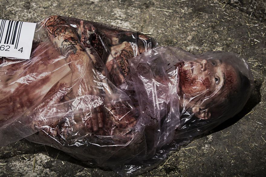 Horrifying Photo Series Seeks To Raise Awareness About Mass Animal Consumption [Mature] trueactivist.com/horrifying-pho…