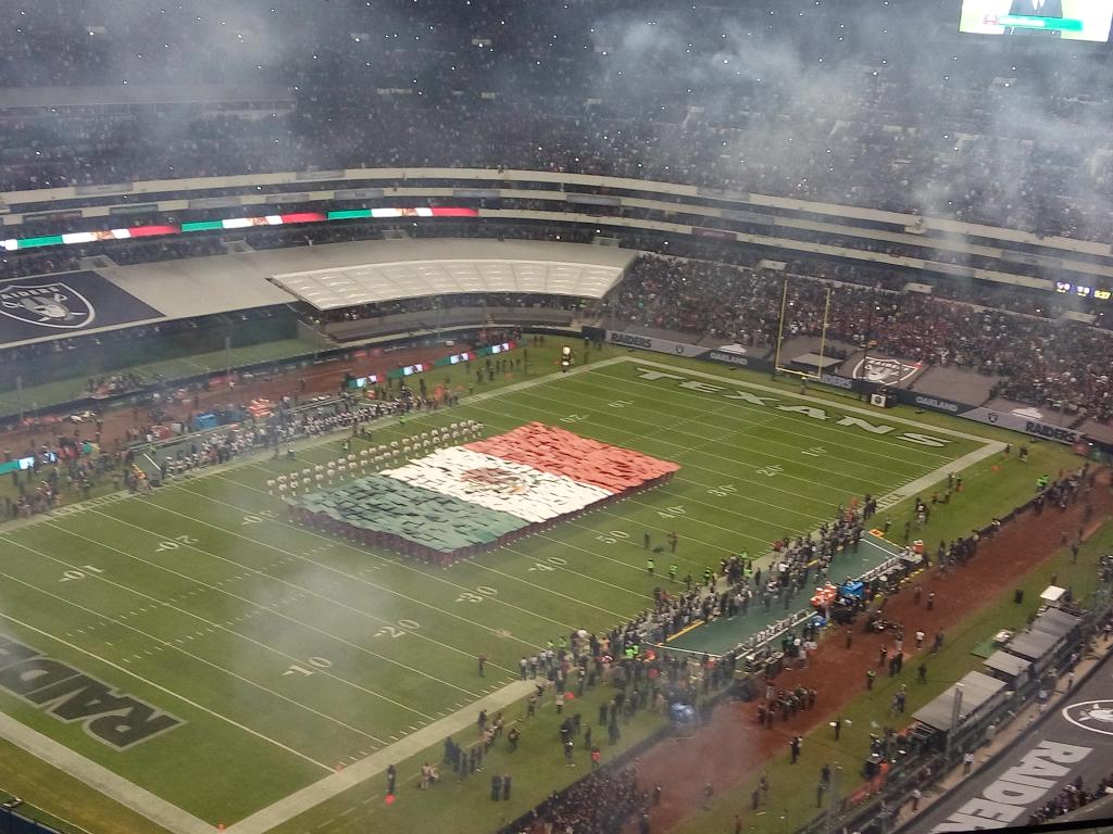 MarthaMenas's tweet photo. Y aqui disfrutando el partido de la NFL en el grandioso Estadio Azteca https://t.co/RkKerKfo6B