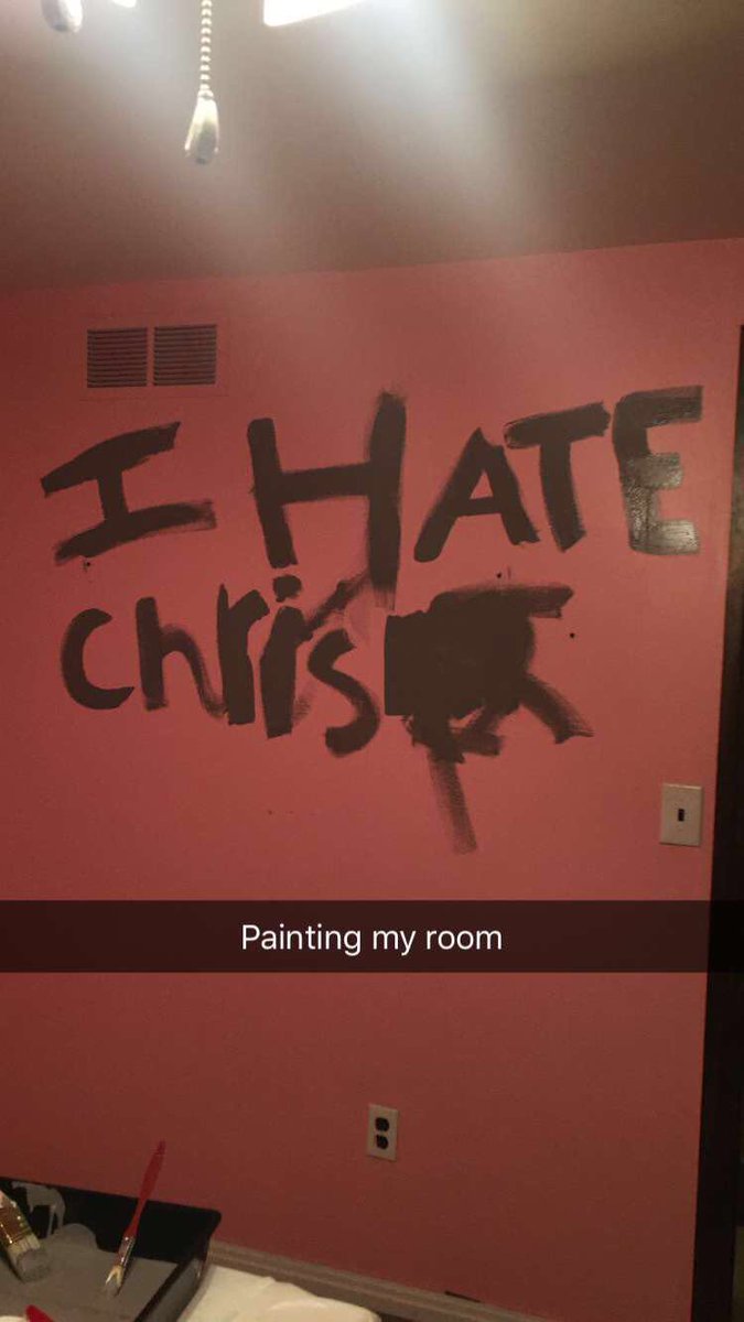 VodkaQueenXXX's tweet photo. Painting my room. Its going to look great when im done!! Lmaooo https://t.co/FX4iARzStu