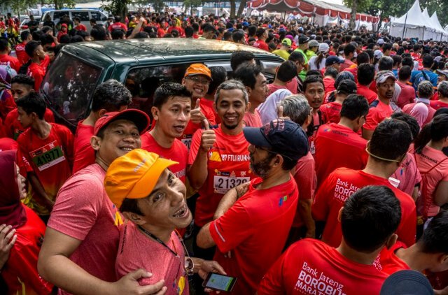 Gmn sik <a href="/borobudurmrtn/">Borobudur Marathon</a> kok ada mobil pedagang bisa masuk antrian start run :( ngaco cc <a href="/KabarBintaro/">IG : KabarBintaro</a> @