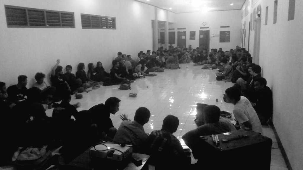 Diskusi semalam di Asrama Indramayu u/ Aksi Solidaritas Petani Sukamulya. Mari organisir diri! Hanya pada sesama rakyatlah kami percaya!