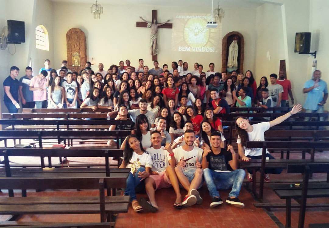 _Carolina0's tweet photo. Minha mas nova família 🙌😍❤ xaaaa xalaialaiá olha o crisma ae 💃🎶🎉👏 #Crisma2016/2017 https://t.co/f1nAJXLK0M