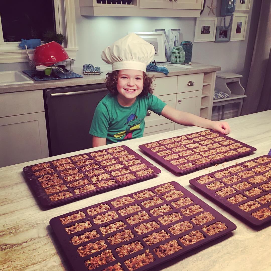 AndrewMacKay8's tweet image. Chef Thatcher making some home made mini granola bars for the #ACCS #Breakfastprogram #smallschools #pei #peipoli