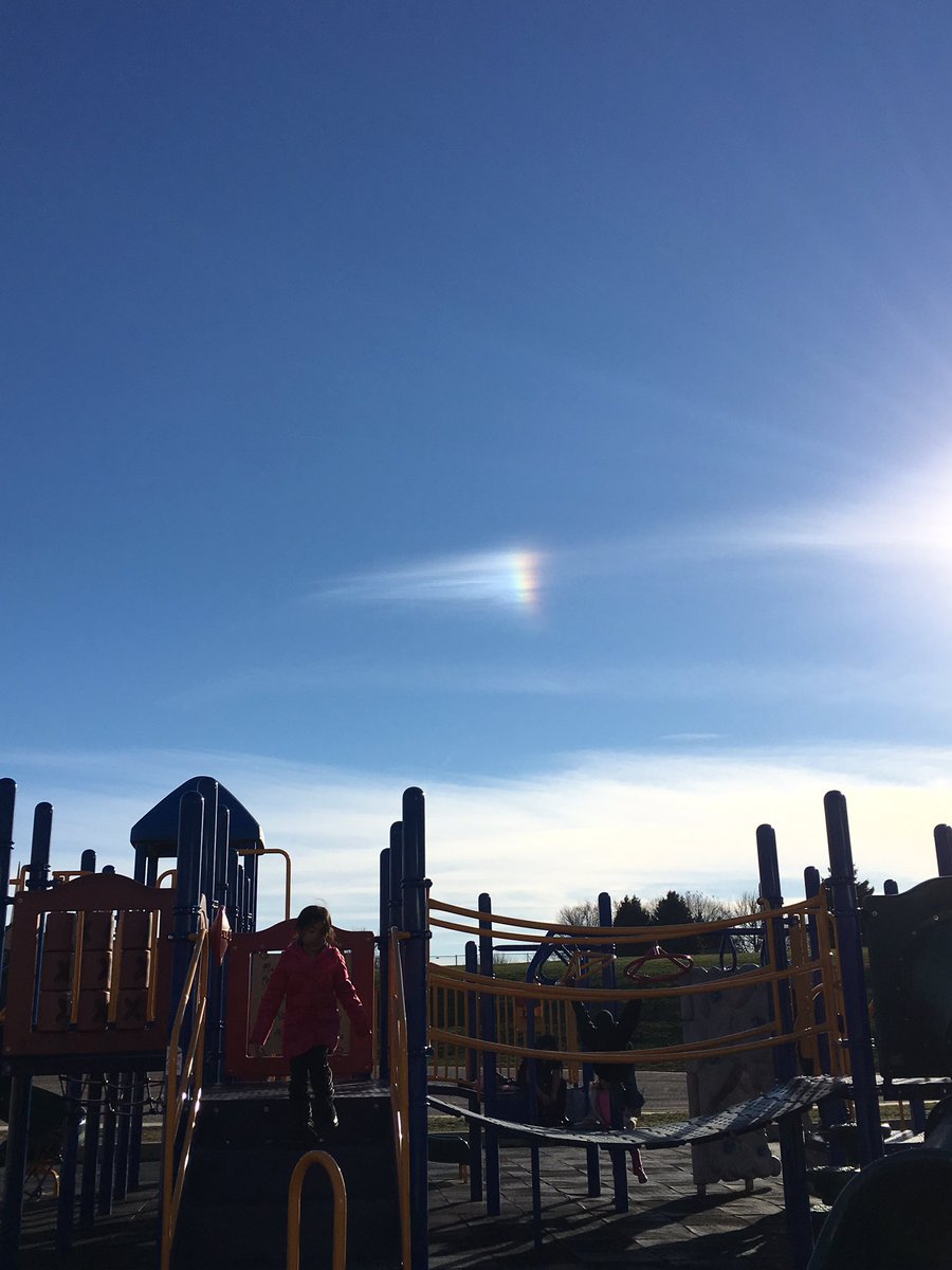 MrsRamirez3's tweet image. Our kiddos were SO excited to see this in the sky today! #whitelight #lightunit #dispersion #prisms #STEM #realworldlearning #GageGators