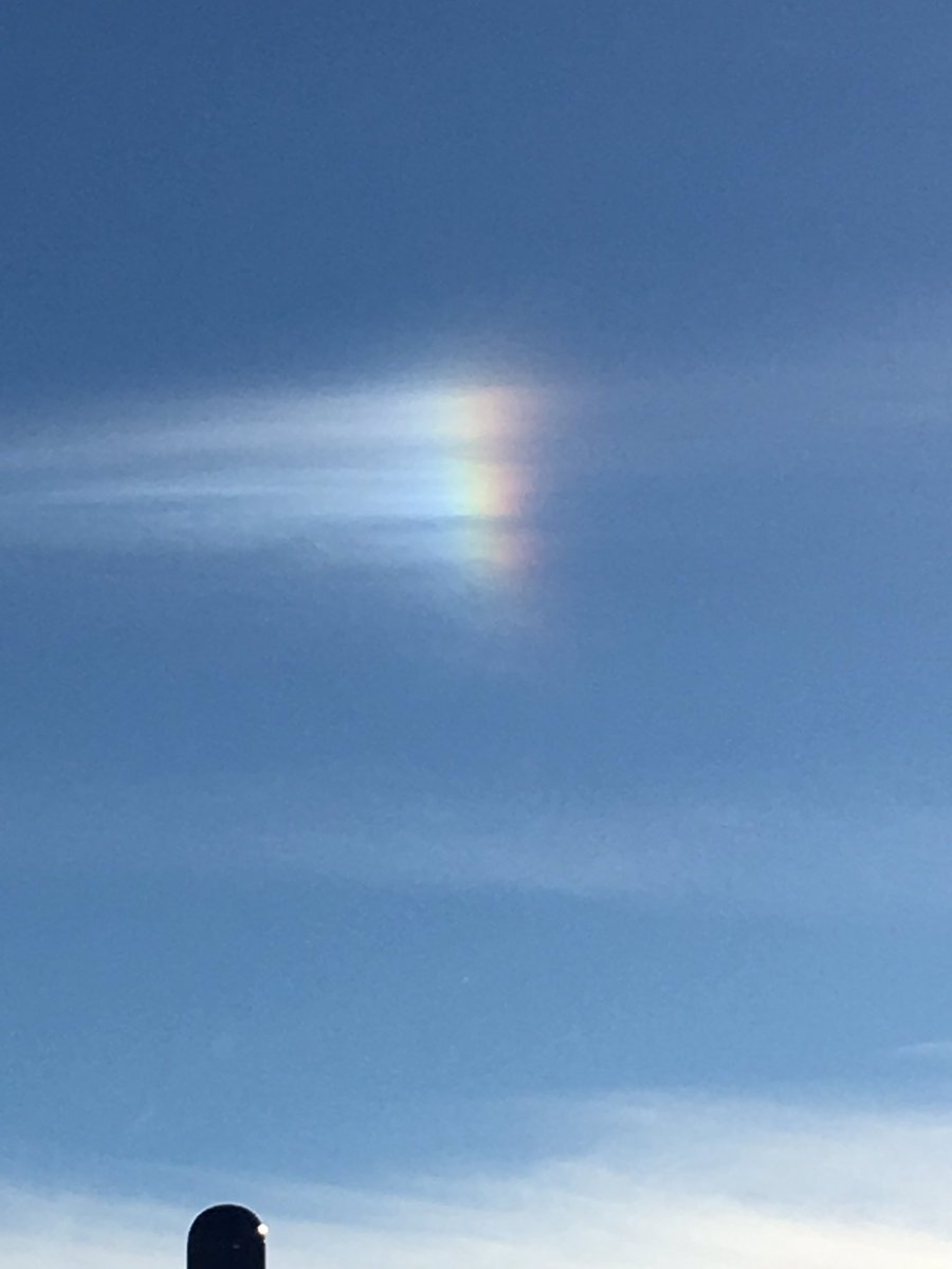 MrsRamirez3's tweet image. Our kiddos were SO excited to see this in the sky today! #whitelight #lightunit #dispersion #prisms #STEM #realworldlearning #GageGators