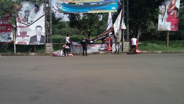 RT <a href="/pmbdy_blh/">Pemberdayaan BLH</a>: Aksi pembersihan spanduk di GDC oleh blh depok bersama pol pp sukmajaya   ~> <a href="/IdrisAShomad/">Mohammad Idris</a>