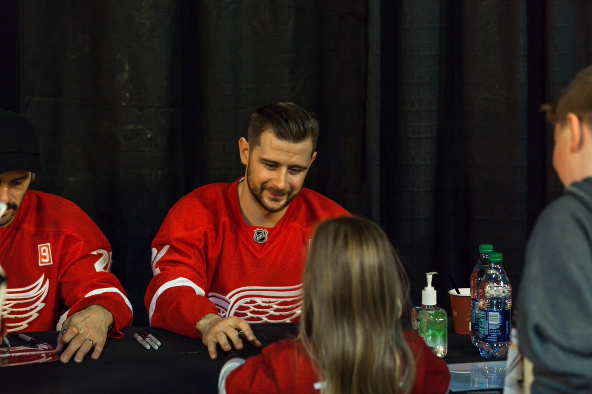 detroit red wings on twitter redwings signing at tonight s season