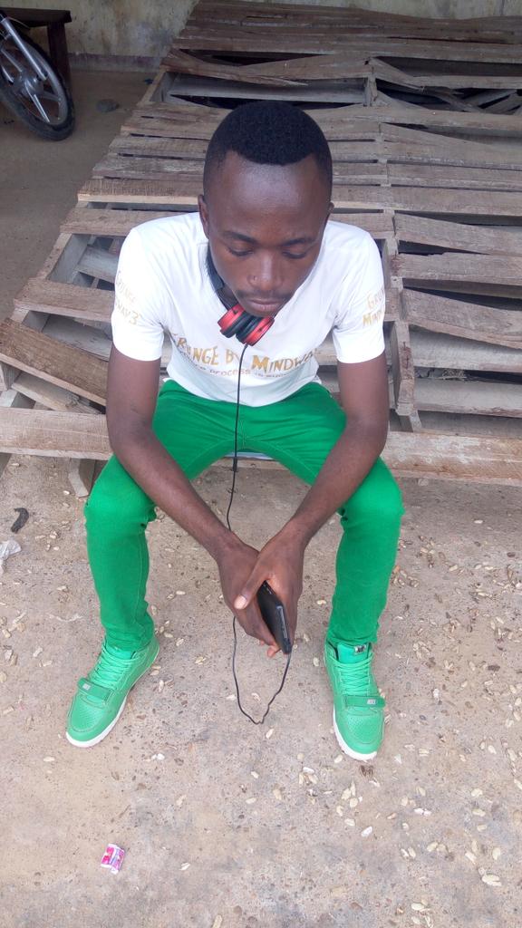 Izigag's tweet image. @KingKendriick Petasse tourne sur snap tube telecharge mes amis