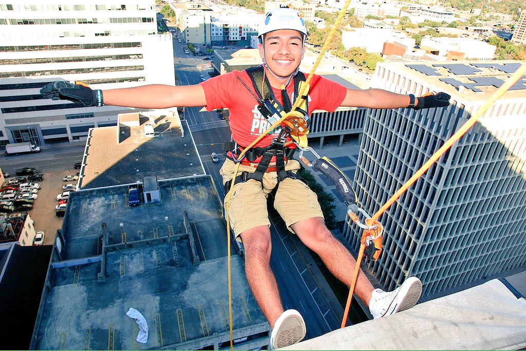 meeegueeel15's tweet photo. It's a few days old but throwback to when I did the #shatterproofchallenge as I rappelled down the Omni hotel.π https://t.co/4Gf6rLwSkZ