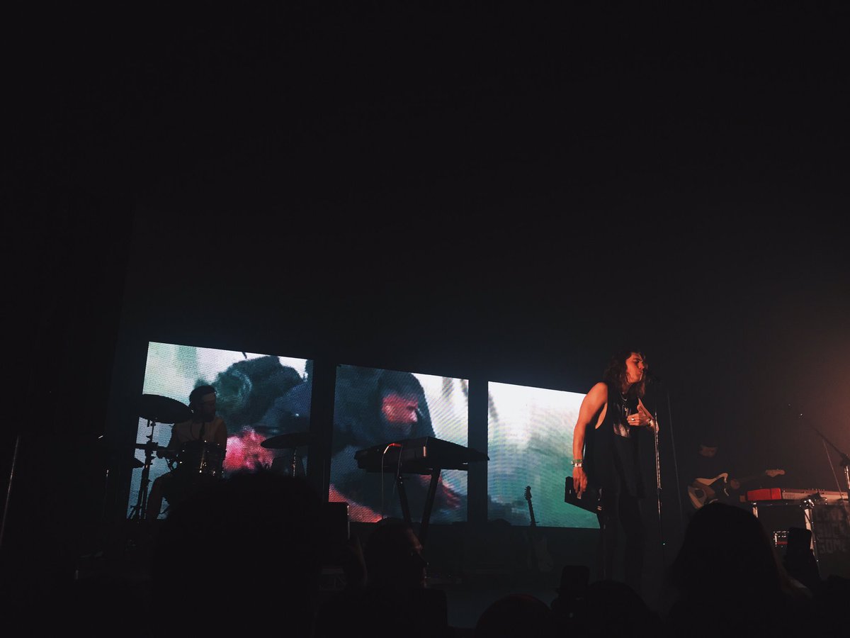 mxchelleeee's tweet image. LANY last night ✨✨