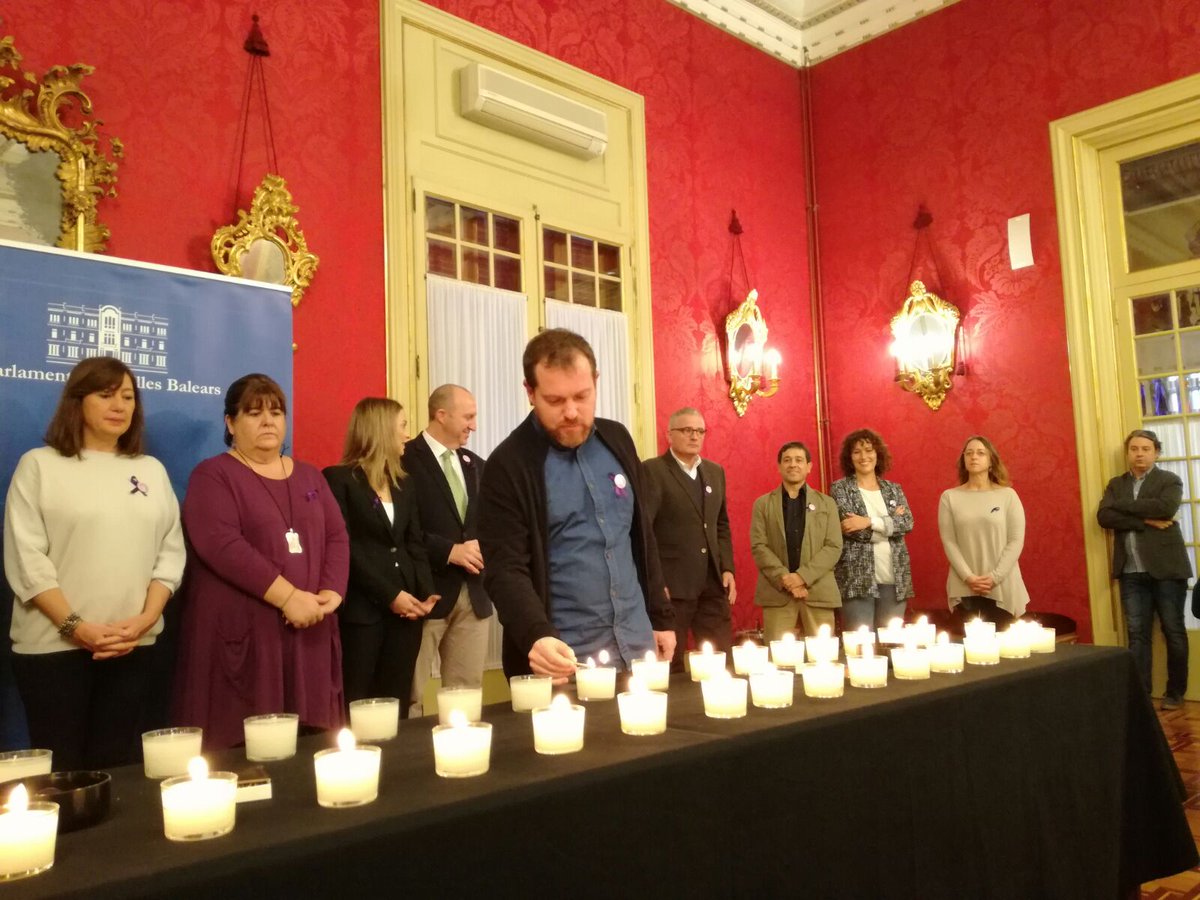 El Parlament enciende 39 velas en recuerdo de las víctimas de violencia de género de 2016, seis de ellas en Baleares