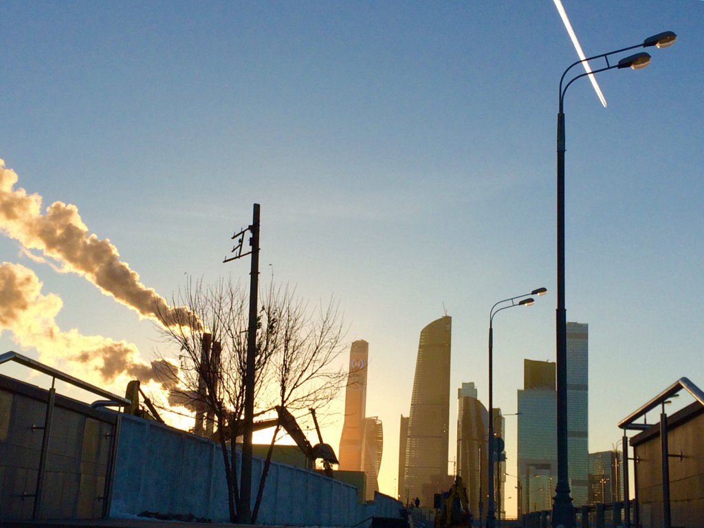 kuzhrom's tweet photo. "Мороз и солнце; День чудесный!.."
#москвасити #солнце #небоголубое #moscowcity #sky https://t.co/zIWnd0J4gr