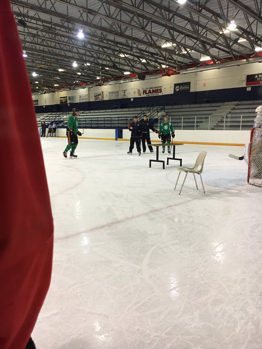 Connor_W_Evans's tweet image. Big thumbs up for @baynetrayne and @Bcromps6 for taking this practice to school. #classisnowinsession @flamesjunior