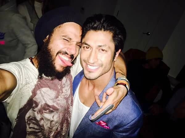 Awwwww Smileeeeeeee 😍😍😍😍😍
Our Super Cool Star <a href="/VidyutJammwal/">Vidyut Jammwal</a>  with Friend #ChopsyOberoi 
#LosAngeles 
@aqua_pri_0216 <a href="/seeemaMiniji/">💞mInIjI❤💕</a>