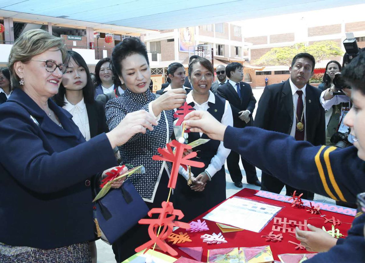 XHNews's tweet photo. Peng Liyuan, wife of Chinese President #XiJinping, visited Chinese language school Colegio Juan XXIII in Lima on Monday #XiVisit https://t.co/rCMefRabVV