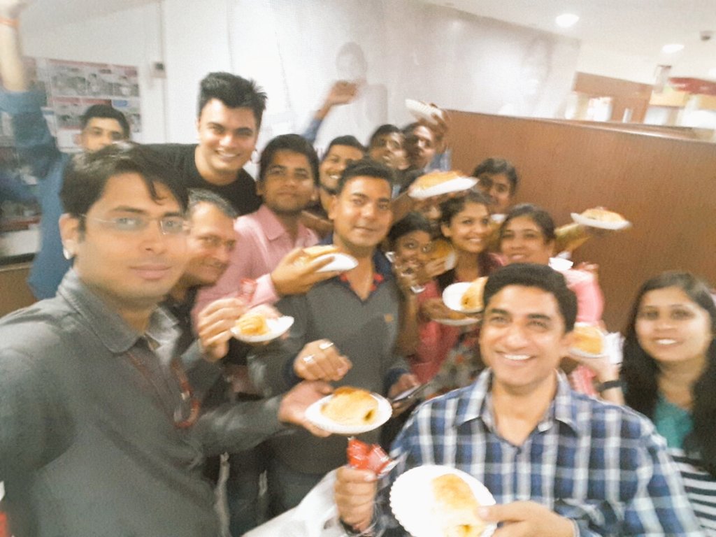 NagpalEsha's tweet photo. Surprised the bankers with cake n patties and they returned to me vth bright smiles. @Honest_Indians  @monaagrwl  @SharmaMms https://t.co/dMKIdiJli5