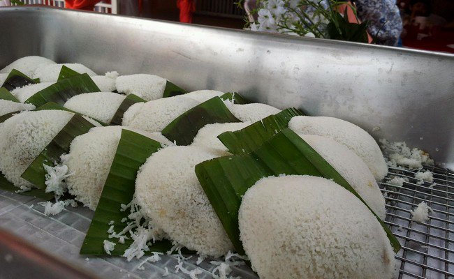 fbi_malaysia's tweet photo. #foodtravelchat Putu piring is a round, steamed rice cake filled with melted palm sugar, and eaten with freshly grated coconut. https://t.co/8VH4RR9u3f