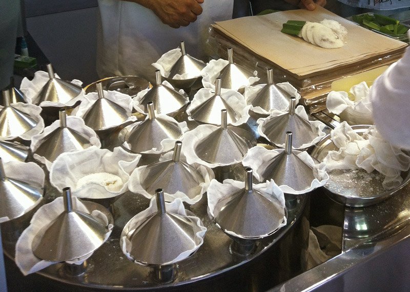 fbi_malaysia's tweet photo. #foodtravelchat Putu piring is a round, steamed rice cake filled with melted palm sugar, and eaten with freshly grated coconut. https://t.co/8VH4RR9u3f