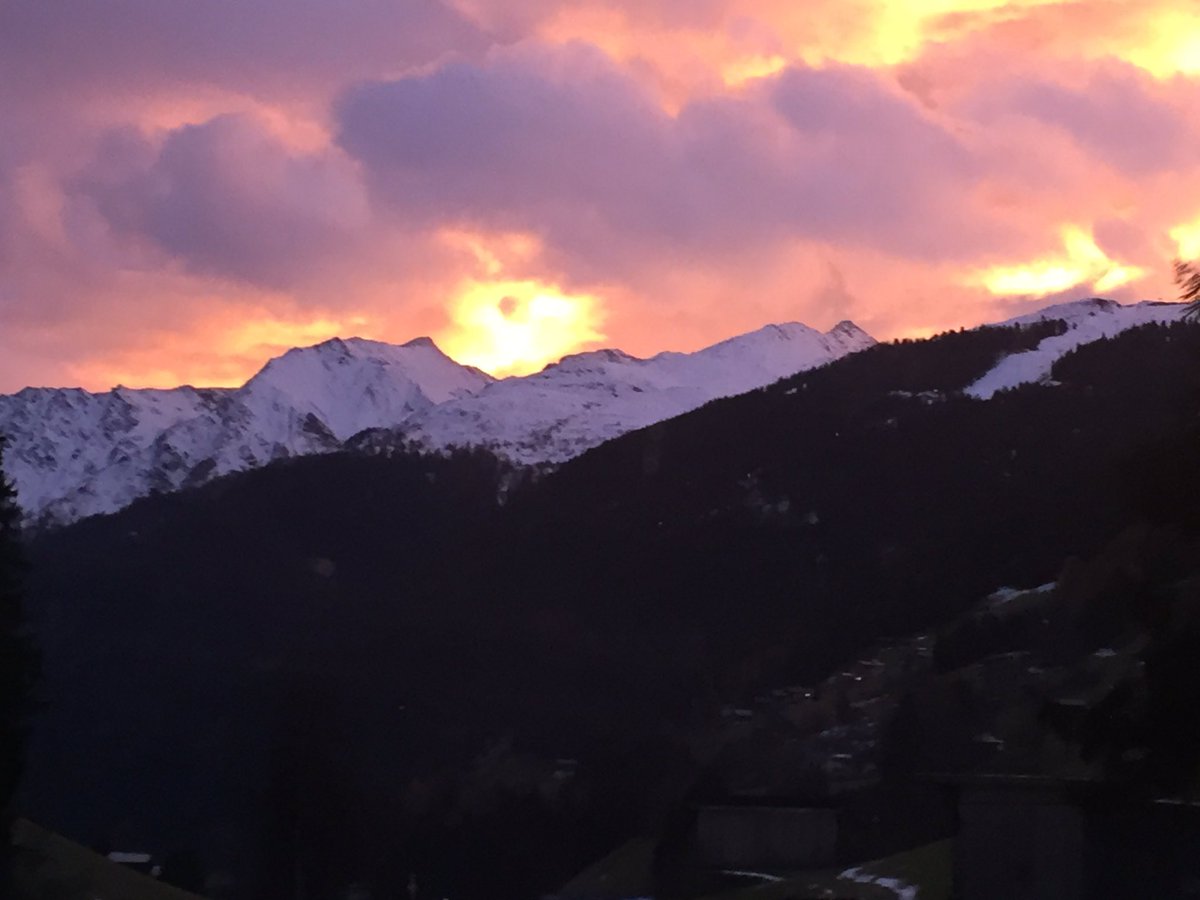 Start the day with this view ! #apartindra #kappl #mountains @WintersportMM <a href="/SnowchampsNL/">Snowchamps</a> <a href="/Alpenweerman/">Johanns (Alpen)weer @johannsalpenweer.bsky.social</a>