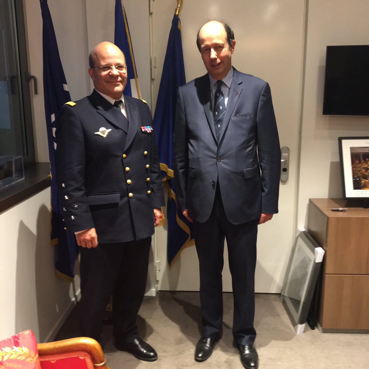 LGiscardEstaing's tweet photo. Entretien très constructif en tant que Pt @ASSVILLES Marraines des Forces Armées avec l'Amiral #Prazuck #Chefd'Etat-Major de la #Marine https://t.co/WIvdEAEaqw