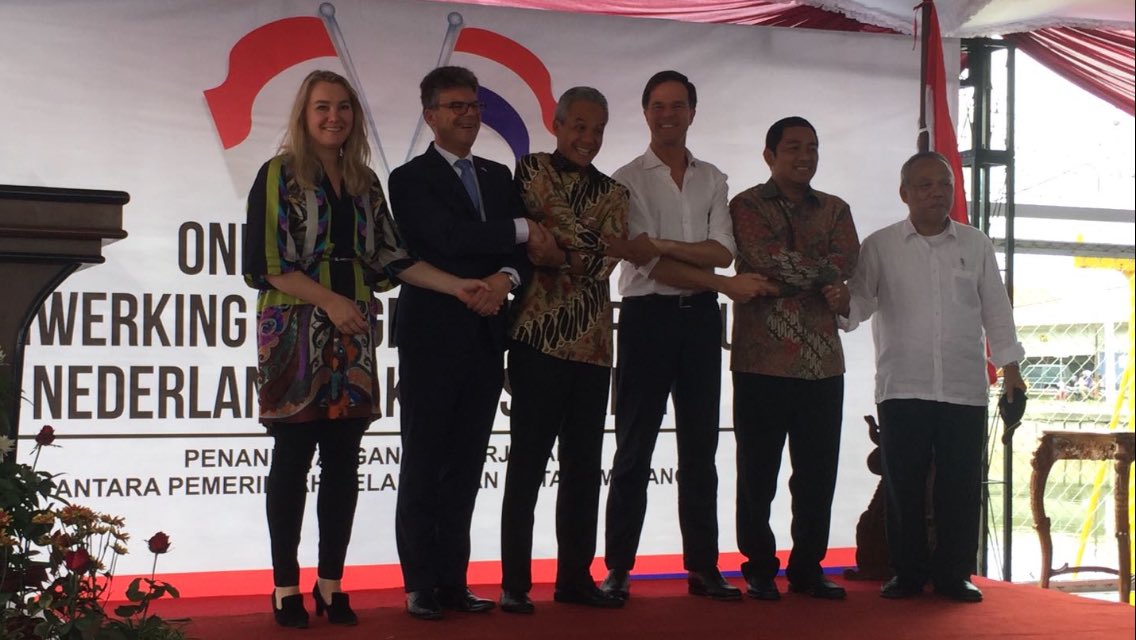 HansOosters's tweet photo. @MinPres en @MelanieSvH bij gemaal Bangerpolder in Semarang. Succesvolle samenwerking over de grenzen Droge voeten! @hhsenk @waterschappen. https://t.co/hnXDSFZSsS