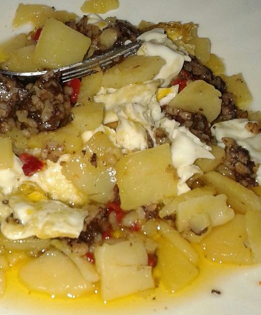 BicosGusto's tweet photo. Revuelto de patata y morcilla con pimiento del piquillo....calentar, añadir huevo y a comer! En @BicosGusto #gourmetparatodos #gourmet https://t.co/LNa9JDTyBP