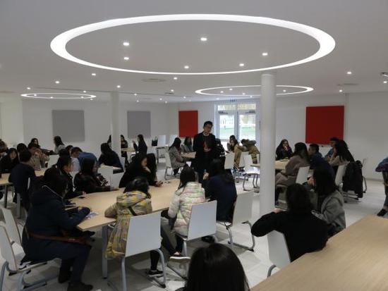 Aujourd'hui nous accueillons les étudiants chinois dans le cadre du programme FLE, bienvenue au CES de Châteauroux.
 bit.ly/2fmsfI7