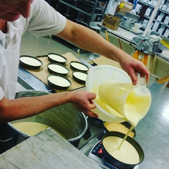 MaisonKelder's tweet photo. Zacht en romig; onze heerlijke cheesecakes in de maak!! :v #cheescakes #bakken #roomkaas #ambachtelijk https://t.co/VyrsKuuMjk
