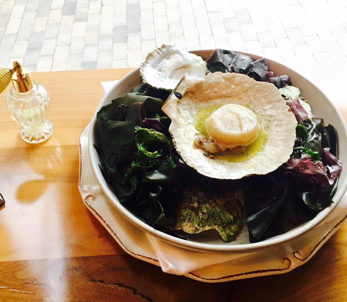 ChadGelso's tweet photo. Live scallop in seaweed butter &amp; Meyer lemon atomizer at the table https://t.co/w9agm7Fpoq