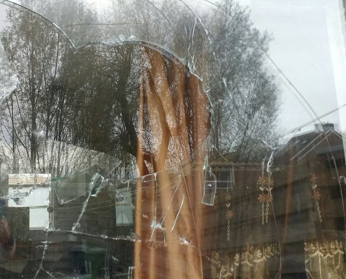 AD_GroeneHart's tweet photo. In Gouderak is bij een Somalisch gezin een ruit ingegooid. Volgens dorpelingen al voor de vijfde keer https://t.co/MKlOS4q5eA https://t.co/TppWsdsHIC