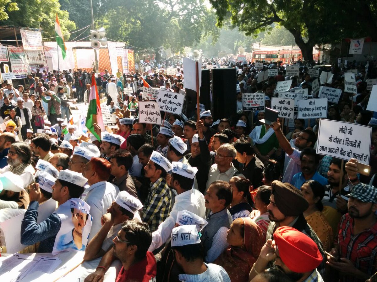 AAPDelhi's tweet photo. अम्बानी - अडानी, बिड़ला - वाड्रा, ओला - पे टीएम और संघियों का PM बदलों..

अब नोट नहीं-PM बदलो https://t.co/1oMSxpr9D0