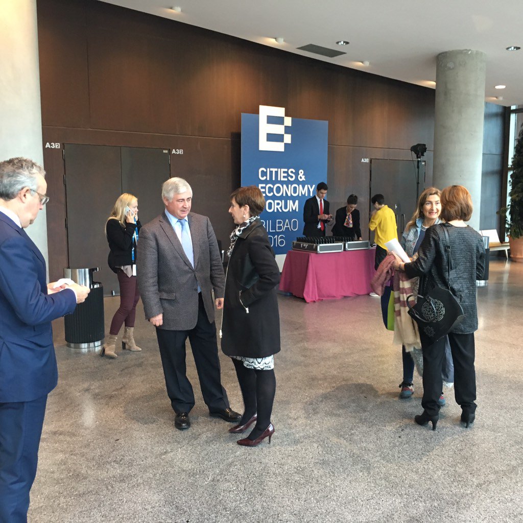 #blbaoforum starting the last day with <a href="/arantxa_tapia/">Arantxa Tapia</a>: great speakers &amp; attendee &amp; <a href="/Meetabout/">Meetabout</a> of course