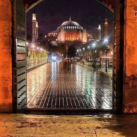 Adelphia_Tours's tweet photo. Ecco come risplendeva ieri sera la bellissima #SantaSophia, un grande simbolo per musulmani e cristiani #Istanbul #Turchia @portaleturchia https://t.co/sJ4LGfKFgI