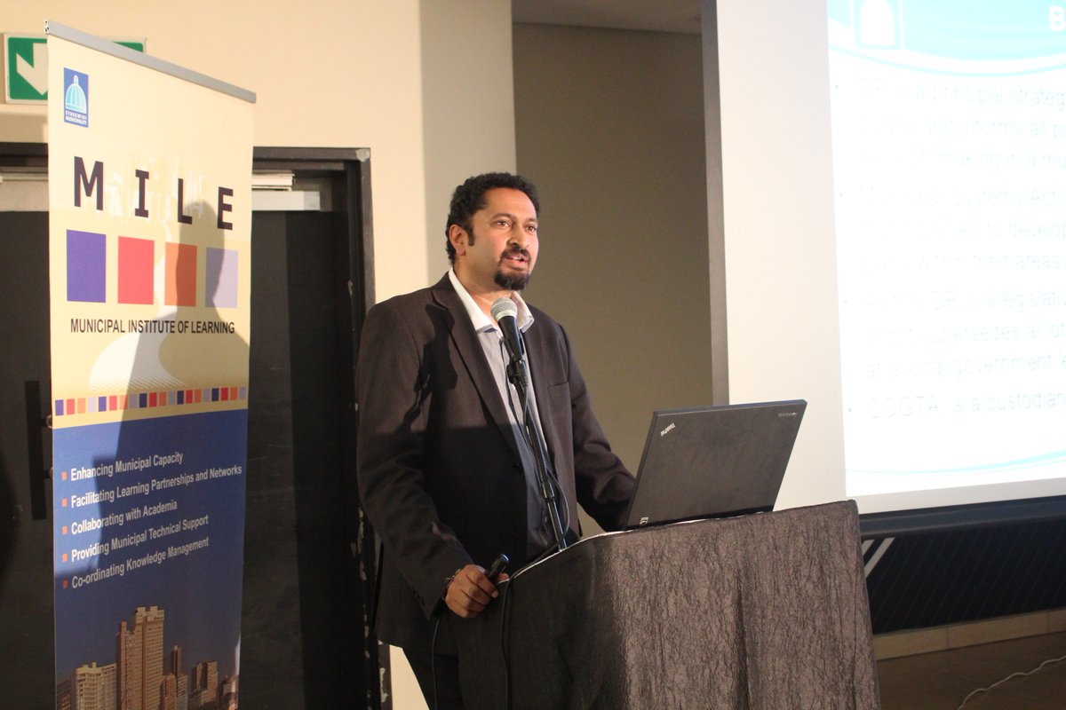 eThekwiniMILE's tweet photo. @eThekwiniM IDP Senior Manager, Mr Puven Akkiah talks about linking Strategy to Performance. #PME2016 #MasterClass https://t.co/ZcvFYxFDoN