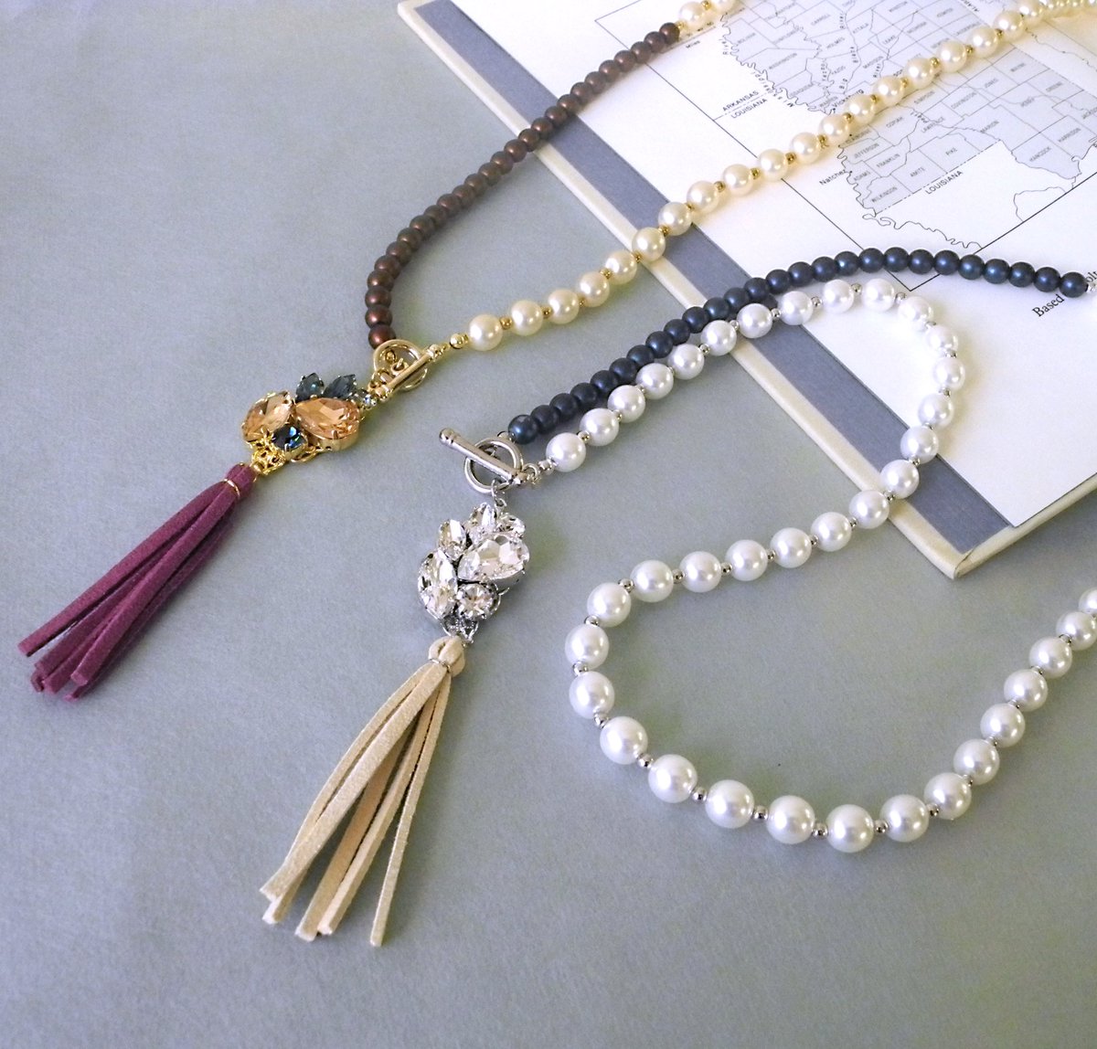 パーツクラブ Twitter પર タッセル ビジューのロングネックレス カジュアルにもエレガントにも着けられるパールネックレスは マットなカラーパールとの2色使いを楽しんで トップ部分は座金にテグスでビジューを編みつけ 手作りのタッセルを合わせて華やか