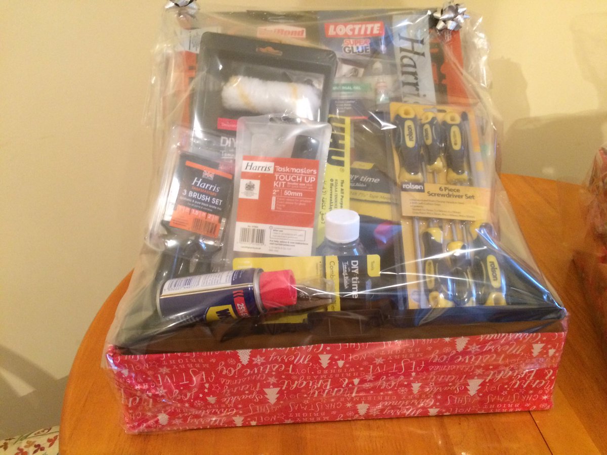 Time is running out to win one of our Christmas Hampers. Tickets are only £1, contact players@stowuplandfalconsfc.co.uk for tickets! 🎅RT