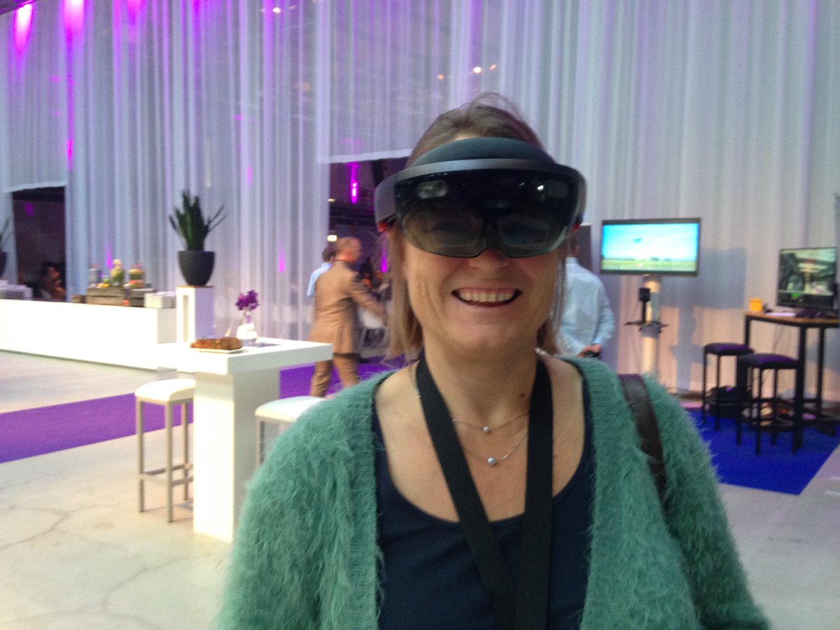 Vandaag innovatie inspiratie opdoen oh Innovatiecongres Buitenste binnen vh ministerie van VenJ. Al een VR bril en Hololens opgehad. #leuk!!