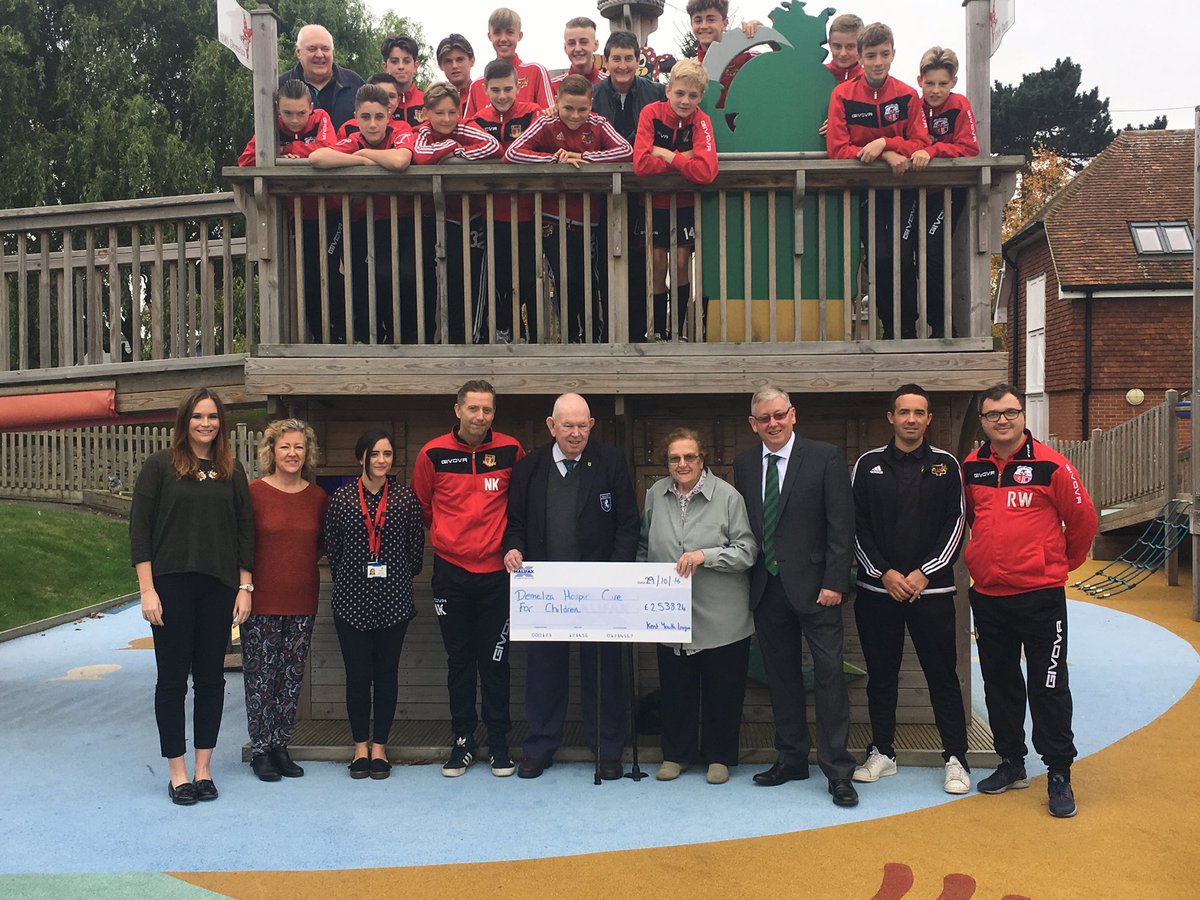 With the Christmas quickly approaching, could your club do some festive fundraising to support @DemelzaHospice? ⚽️🎁🎄🎅🏼🔴⚪️#TeamDemelza