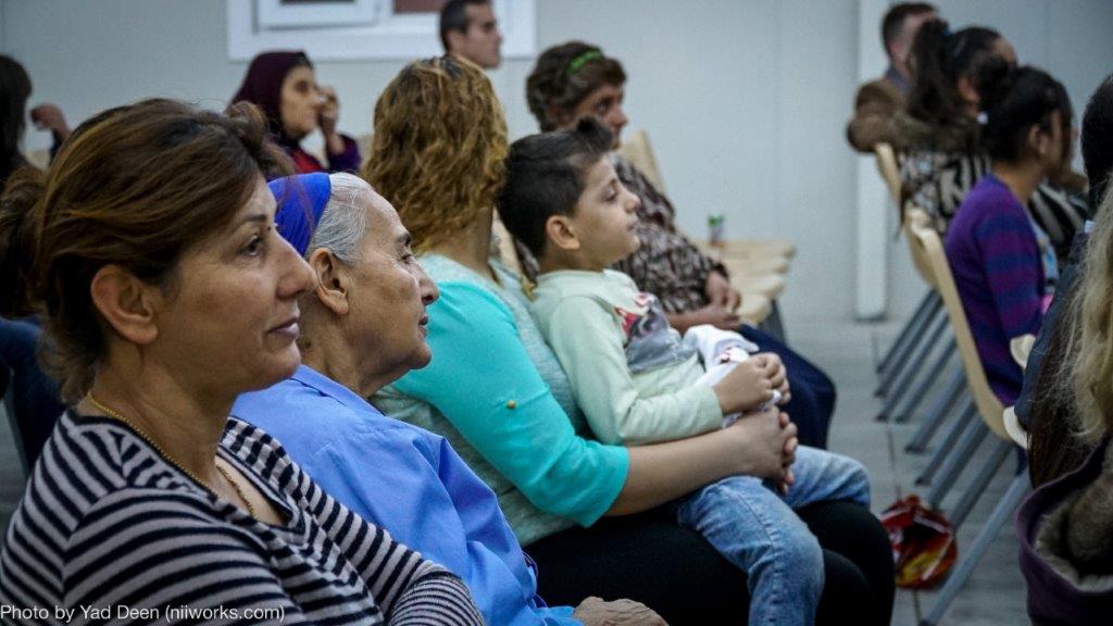 gathertonarts's tweet photo. A special screening of Henry V in Ankawa 2 Refugee Camp
#ShakespeareLives 
https://t.co/PDPcFrVwvA https://t.co/2Y4FIiML3R