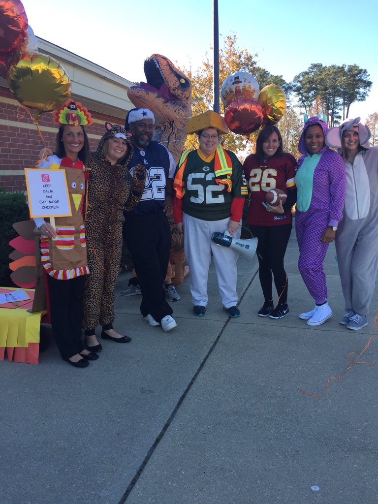 Hastie5thgrade's tweet photo. @NewCastleES_VB Annual Turkey Day Parade! #awesome #DragonThanksgivingDayParade https://t.co/d9BMWH70X3