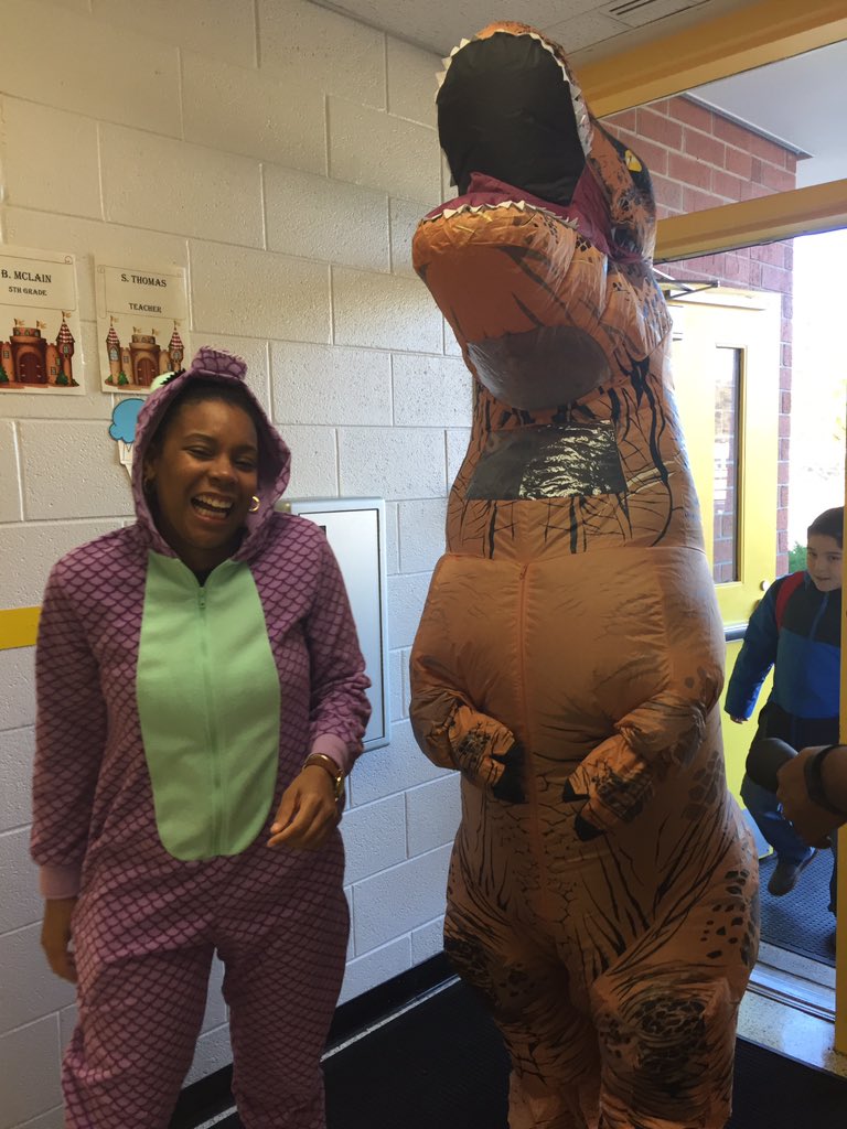 Hastie5thgrade's tweet photo. @NewCastleES_VB Annual Turkey Day Parade! #awesome #DragonThanksgivingDayParade https://t.co/d9BMWH70X3
