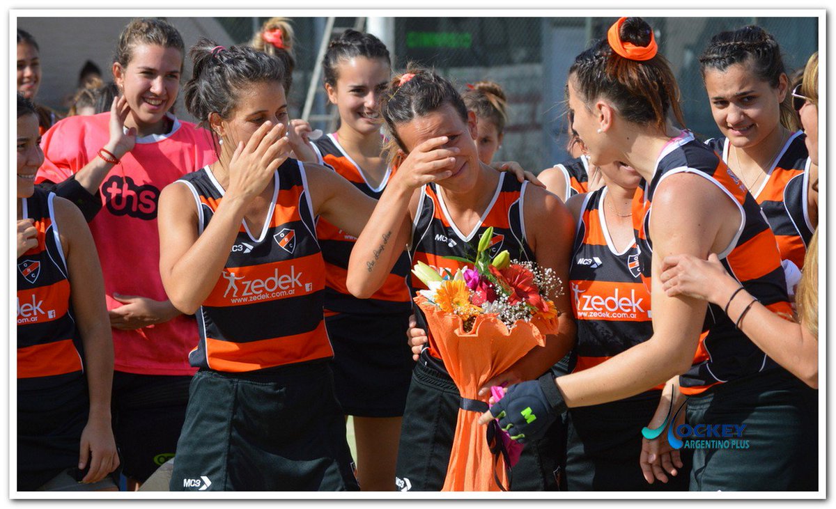 hockeyargplus's tweet photo. #MetroDamasB #intermedia #Despedida 📷 Galería de fotos del encuentro Olivos "A" vs Ducilo "A" ▶️  https://t.co/RfstUv3yZj https://t.co/4TirzvQ5LO