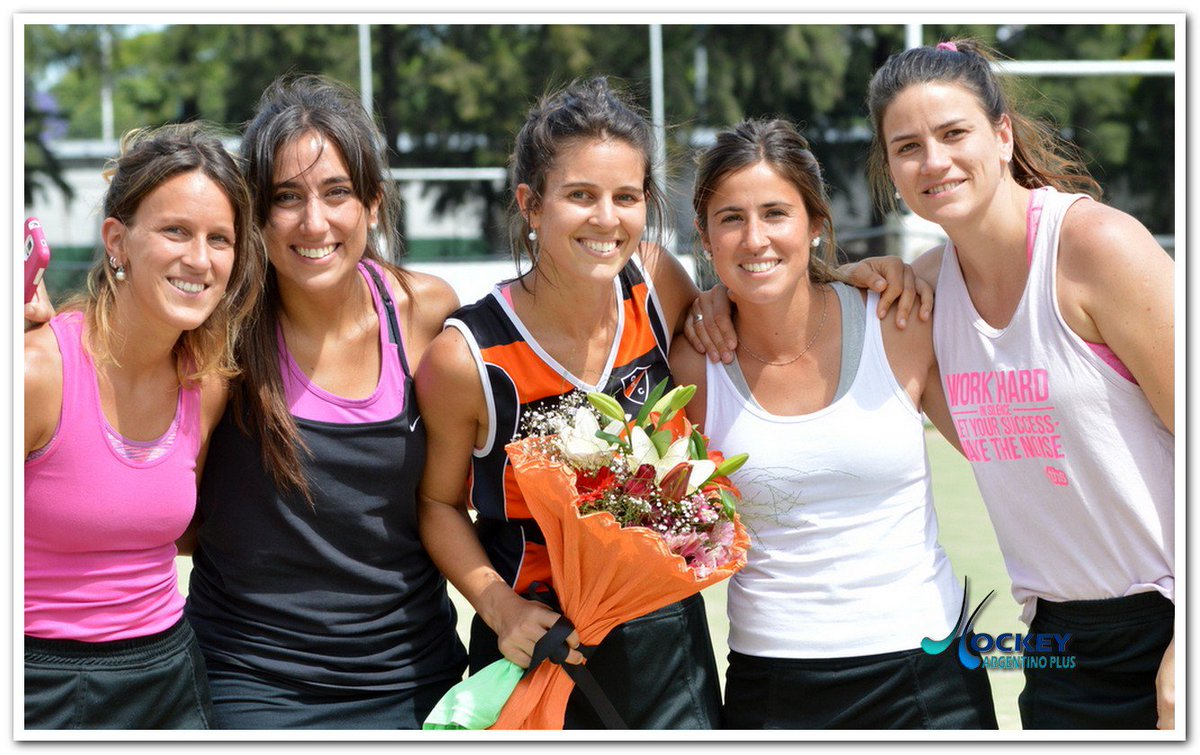 hockeyargplus's tweet photo. #MetroDamasB #intermedia #Despedida 📷 Galería de fotos del encuentro Olivos "A" vs Ducilo "A" ▶️  https://t.co/RfstUv3yZj https://t.co/4TirzvQ5LO