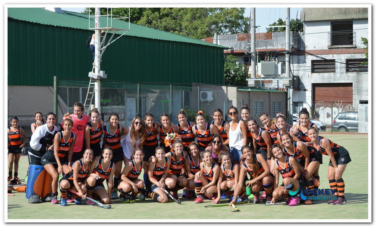 hockeyargplus's tweet photo. #MetroDamasB #intermedia #Despedida 📷 Galería de fotos del encuentro Olivos "A" vs Ducilo "A" ▶️  https://t.co/RfstUv3yZj https://t.co/4TirzvQ5LO