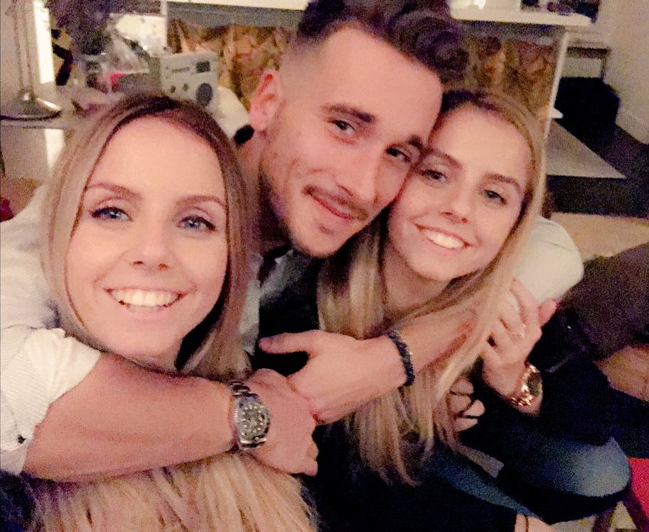 Lola6910's tweet photo. Depuis la fin de #SS10, 1 chose n'a pas changé ... 👩🏼👨🏻👩🏼❤️👌🏻
#Friends #Trio #Junais https://t.co/mkFIat2EF9