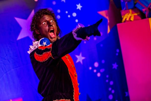 Wil je naar Het Mega Sint Spektakel? Dat kan, want we hebben nog een paar plaatsen over. Dus bestel snel op = op! hetmegasintspektakel.nl