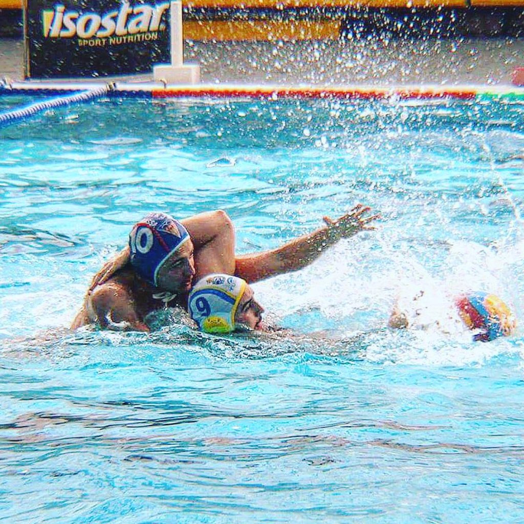 victorg91's tweet photo. Menuda fotógrafa tengo! Foto en plena batalla 📸 by: @estercixu #Waterpolo #RealCanoe #9 https://t.co/Ft2DClQtfd